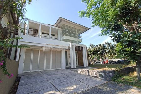 Dijual Rumah Model Hook Siap Huni Habis Renovasi di Citraland Surabaya Barat
