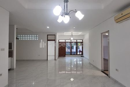 Sewa Rumah di Pondok Indah, Jakarta Selatan - 3 Kamar Tidur & Ada Taman