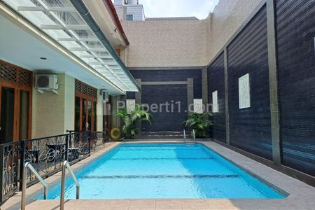 Sewa Rumah Mewah Depan Taman 3BR Furnish, Ada Kolam Renang di Area Senopati SCBD Gunawarman, Wolter, Kebayoran Baru, Jakarta Selatan
