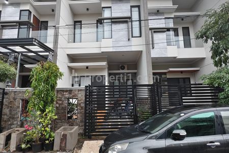 Dijual Rumah Mulyosari Dekat Kampus ITS dan Unair Surabaya Timur ROW JALAN 3 MOBIL dan BEBAS BANJIR