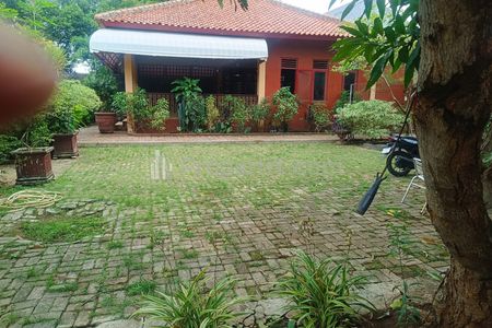 Disewakan Rumah dengan Halaman yang Sangat Luas di Jalan Raya Hankam Bekasi
