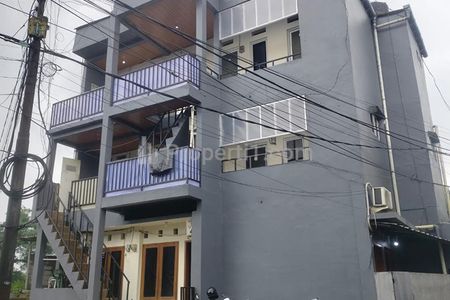 Jual Kost 12 Kamar dengan Kamar Mandi Penuh Terisi Fasilitas Lengkap Dekat Kampus UI Guna Darma RS. Bhayangkara di Jl. Poncol Depok