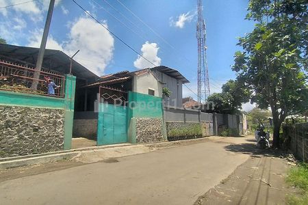 Jual Gudang Berikut Rumah Carport Hitung Tanah 700 m2 SHM Muka 20 Meter Harga di Bawah Pasaran Dekat Kutawaringin Industrial Park Kabupaten Bandung