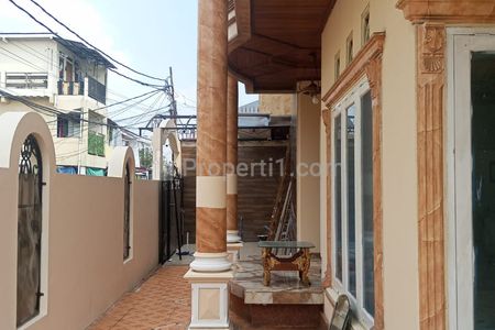 Jual Rumah Eropa Klasik Hook SHM di Buaran Duren Sawit Jakarta Timur - 4KT, Lokasi Strategis dekat Stasiun & Plaza Buaran