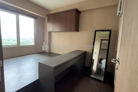 Kamar tidur dengan platform/rangka tempat tidur built-in