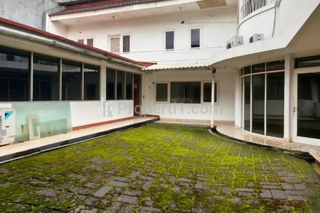 Disewakan Gedung/ Bangunan Cocok untuk Usaha/Komersial di Kebayoran Baru, Jakarta Selatan