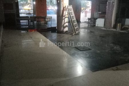 Disewakan Ruko Gandeng 3 Unit Tidak Terpisah Ex Restaurant di Jalan Boulevard Barat Raya Jakarta Utara