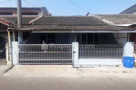 Sewa Rumah Klasik Tropis 3 Kamar Tidur 1 Kamar Mandi Carport Eksterior Interior Bersih Terawat Lingkungan Asri Tenang dan Aman di Antapani Bandung