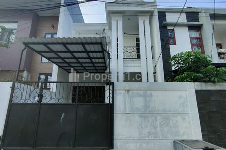 Dijual Rumah Semi Furnished Dalam Komplek Akses Jalan Lebar di Duren Sawit Jakarta Timur