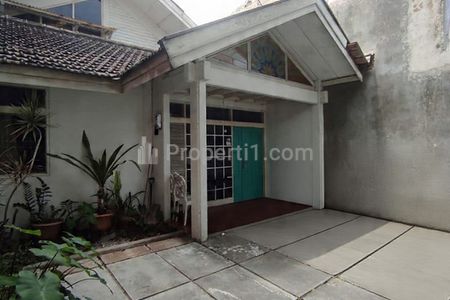 Sewa Rumah Klasik Tropis 3 Kamar Tidur 1 Kamar Mandi Carport untuk Kantor Komersial Dekat Kawasan Pertokoan Perkantoran di Sayap Jl. Buah Batu Bandung