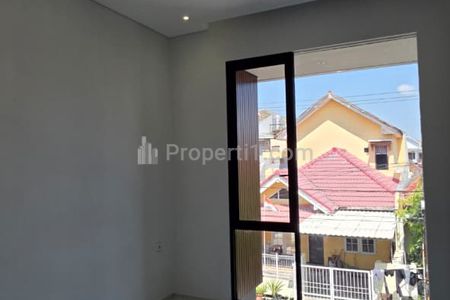 Dijual Rumah Baru Sutorejo Prima Indah Surabaya Timur 2 Master Bedroom SHM