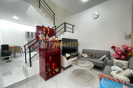 Dijual Rumah 2,5 Tingkat di Komplek The Penthouse Jalan Buku - Daerah Ayahanda