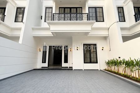 Dijual Rumah Cantik Design American Classic di Pondok Bambu Jakarta Timur