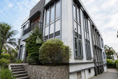Dijual Mini Gedung Hoek di Duren Sawit Jakarta Timur