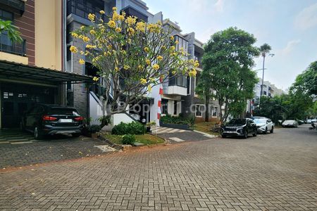 Dijual Rumah Mewah LT 228 LB 320 m² Ada 3 Lantai Siap Huni di Lebak Bulus, Jakarta Selatan