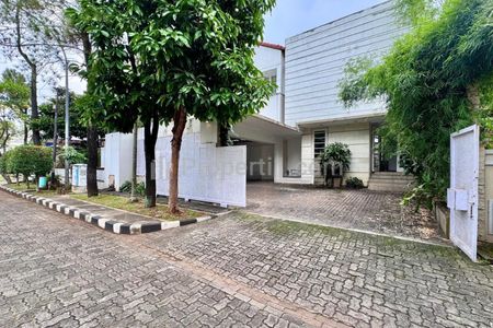 Dijual Rumah Ada Kolam Renang dalam Perumahan di Cinere Mas