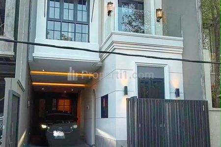 Jual Rumah Baru Gaya American di Manyar Indah, Surabaya - New Gress, Modern