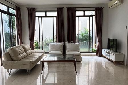 Sewa Rumah Siap Huni di Lebak Bulus, Jakarta Selatan - 4+1 Kamar Tidur, Furnished & Hadap Barat
