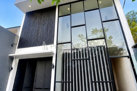 Disewakan Rumah Siap Huni Lokasi Strategis Kemang Timur Jakarta Selatan, Cocok Buat Usaha Caffe/ Resto / Office
