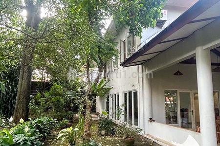 Dijual / Disewakan Rumah dengan Halaman Luas di Cipete Selatan. Jakarta Selatan