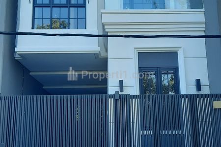 JUAL Rumah American Style di Perumahan Manyar Surabaya Timur Ada Inner Garden Cocok Buat Keluarga Mapan