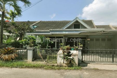 Jual Rumah American Classic 3 Kamar Tidur 2 Kamar Mandi Garasi Carport Dekat Pertokoan Perbelanjaan Kuliner di Sayap Jl. Purwakarta Antapani Bandung