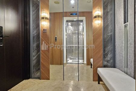 Tampak Depan Arah pintu masuk sudah disertakan balkon duduk panjang