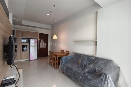 Tampak Dalam ruang depan dilengkapi sofa panjang