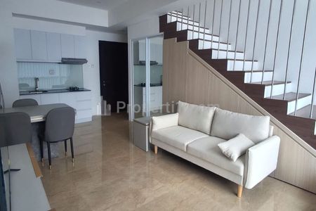 Tampak dalam ruangan utama dilengkapi sofa modern dan minimalis
