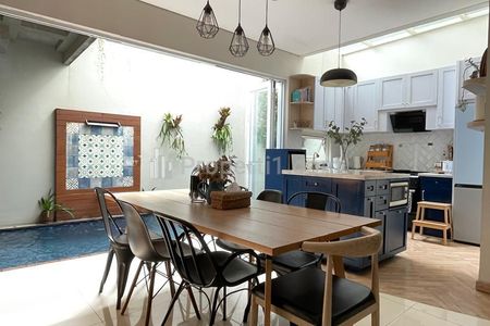 Jual Rumah Siap Huni di Lebak Bulus, Jakarta Selatan - 3 Kamar Tidur, Furnished & Private Pool