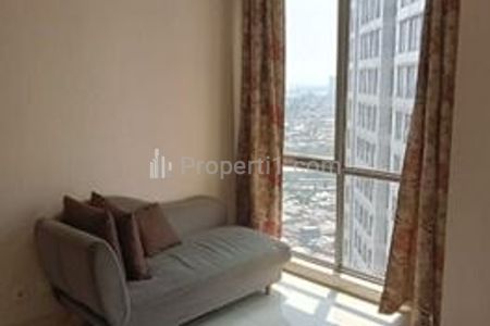 Tampak dalam dekat jendela besar sofa modern