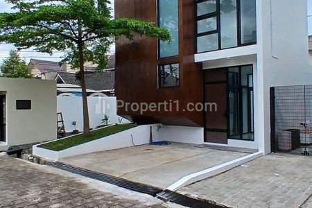 Dijual Rumah 3 Lantai dengan Kolam Renang Mini Pribadi di Antapani Bandung 