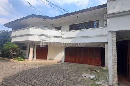 Sewa Rumah Townhouse Murah Ada Kolam Renang 5 BR Luas 700m2 Bangunan 450m2 di Pejaten Barat, Pasar Minggu, Jakarta Selatan