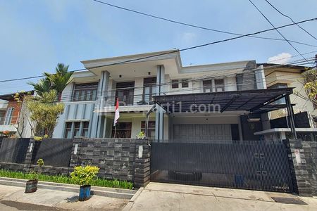Jual Rumah Minimalis Modern Semi Furnished 6 Kamar Tidur, 6 Kamar Mandi, Garasi Carport, Lokasi Premium di Sayap Jl. Riau Martadinata Bandung