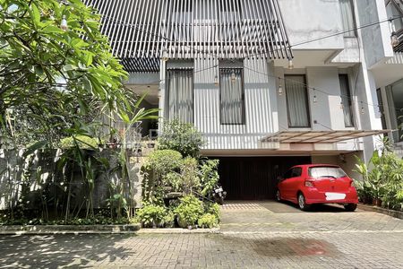 Dijual Dua Rumah Conecting Dalam Townhouse Terawat dan Siap Huni di Kemang, Jakarta Selatan