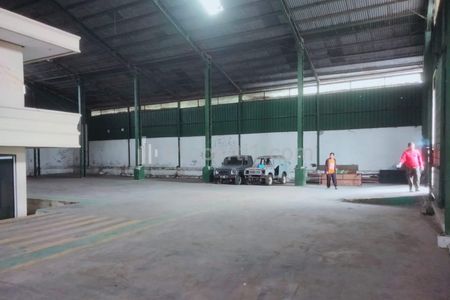 Disewakan Gudang Akses Kontainer di Jalan Raya Narogong Bekasi