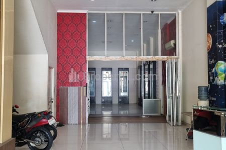 Dijual Ruko Ex Kostan dengan Akses Jalan 3 Mobil dan Kondisi Terisi Penuh di Mega Boulevard Bekasi