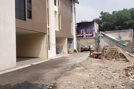 Jual Rumah Baru 3 Lantai + Rooftop dalam Cluster Dekat Jalan Raya Condet Jakarta Timur
