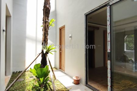 Dijual Rumah Baru Rasa Villa Bali, Posisi Hoek, Ada Courtyard + Rooftop di Cinere Estate, Depok