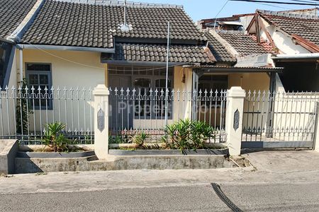 Sewa Rumah Klasik Tropis 3 Kamar Tidur 1 Kamar Mandi Carport Dekat Toserba Griya Lingkungan Tenang Nyaman Aman di Antapani Bandung