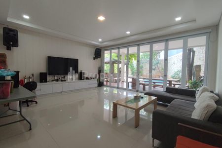 Jual Rumah 4+2 Bedroom di Taman Anggrek, Jakarta Barat