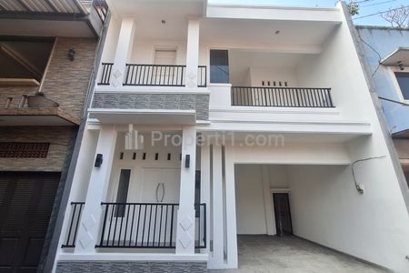Dijual Rumah Baru Renov di Meruya Utara, Jakarta Barat, Cocok untuk Usaha Kostan yang Menguntungkan di Lokasi Strategis dan Nyaman dan Tenang
