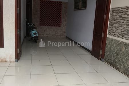 Jual Rumah Pinggir Jalan dengan Roof Top di Lubang Buaya, Cipayung, Jakarta Timur