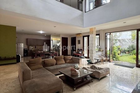 Jual Rumah Siap Huni di Pondok Indah, Jakarta Selatan - 5+1 Kamar Tidur & Hadap Selatan