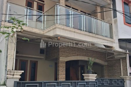 Jual Rumah Modern Tropis 3 Kamar Tidur 2 Kamar Mandi Carport Kualitas Interior Kelas 1 Dekat Gerbang Tol Setu di Perumahan Setu Indah Jakarta Timur