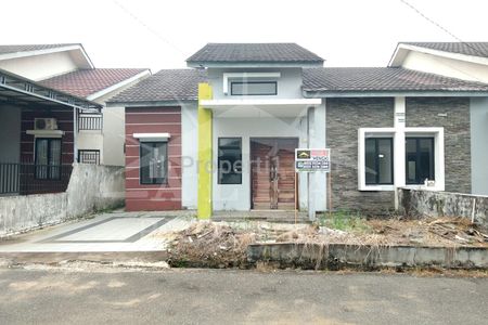 Jarang Ada! Jual Rumah Komplek Harga Nego, Punya Halaman Belakang Luas