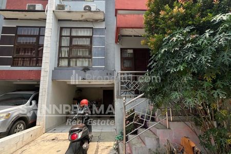 Dijual Rumah Second 2,5 Lantai Furnished Dalam Cluster Siap Huni di Cipayung Depok