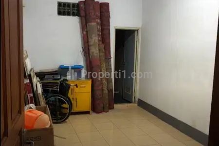 Jual Rumah Pinggir Jalan dengan Rooftop di Lubang Buaya, Cipayung, Jakarta Timur