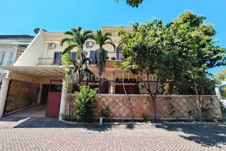 Dijual Murah Rumah 2 Lantai Full Jati dengan Kolam Renang Pribadi di Citraland, Surabaya Barat
