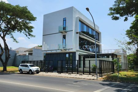Disewakan Gedung 3 Lantai 400 m2 Hadap Nol Jalan Raya Woodland Citraland Surabaya Barat - Komersial Area Cocok Buat Kantor, Klinik, Apotek